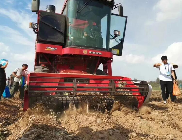 南陽陳先生采購鄭州中聯(lián)4HZJ-2500自走式花生撿拾收獲機 2-1.jpg