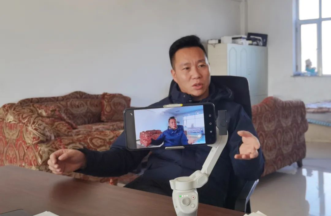 “網(wǎng)紅”牛老板賣“網(wǎng)紅”車——中聯(lián)收獲花生機(jī) 610-1.jpg