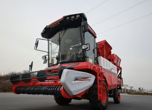 “網(wǎng)紅”牛老板賣“網(wǎng)紅”車——中聯(lián)收獲花生機(jī) 610-2.png